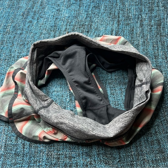 Lululemon Low Rise Speed Shorts in Alarming Ombre Vertical Stripe Size 4 - Picture 4 of 7